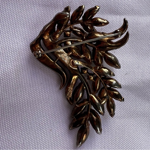 Trifari Signed Pat Pend Elegant Gold Tone Crystal Rhinestone Brooch - Picture 3 of 3